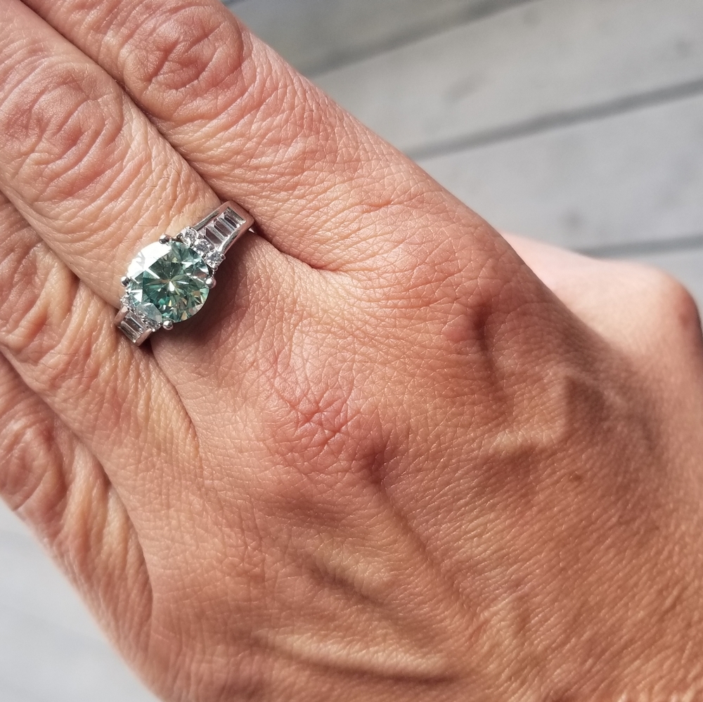 925 sterling silver 2.5 carat green color changing moissanite baguette ring - Picture 5 of 14